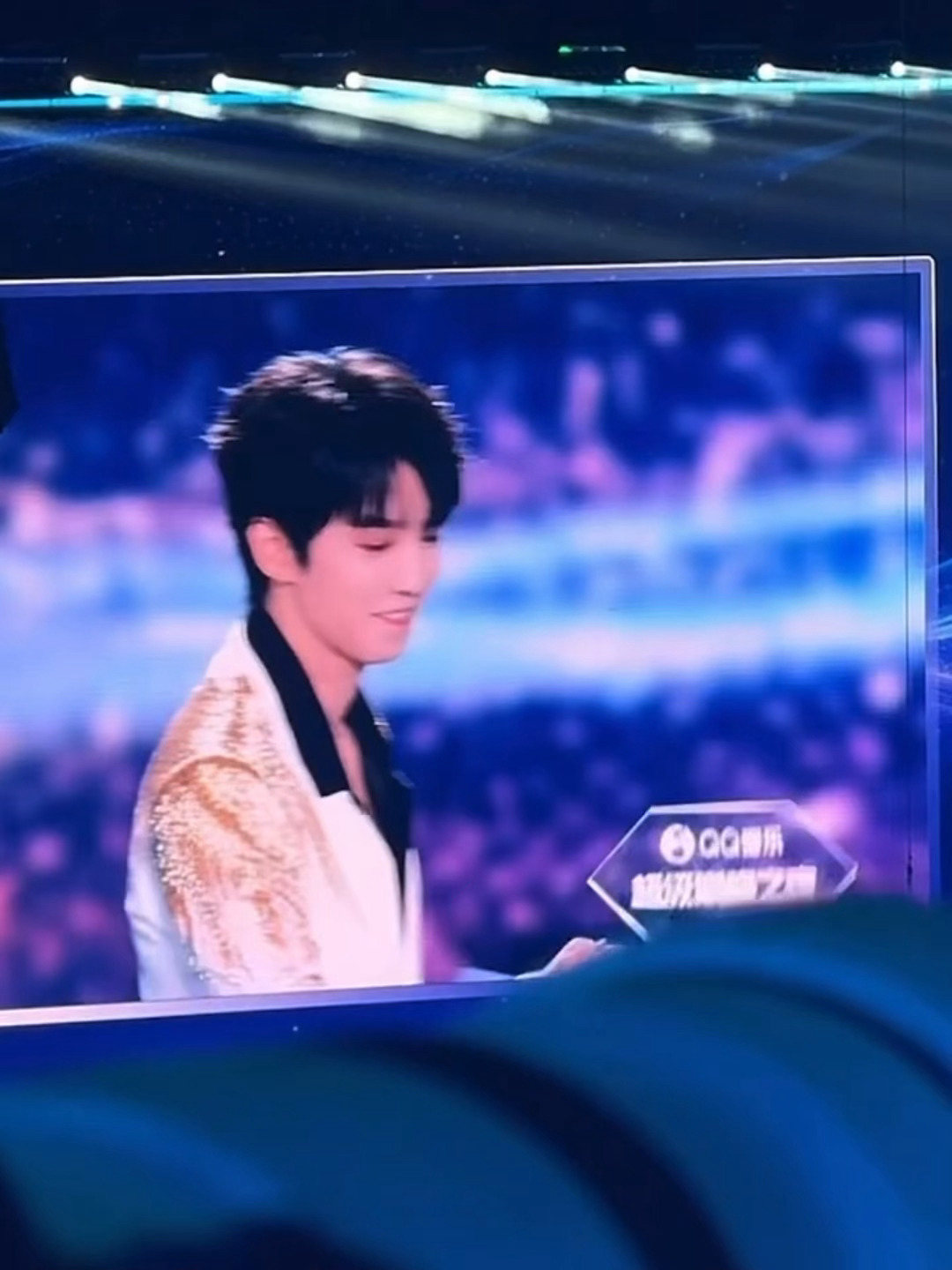 我凯刚要开始耍帅突然发现把奖杯错拿成了logo牌……啊啊啊啊啊啊啊啊啊啊啊啊啊啊