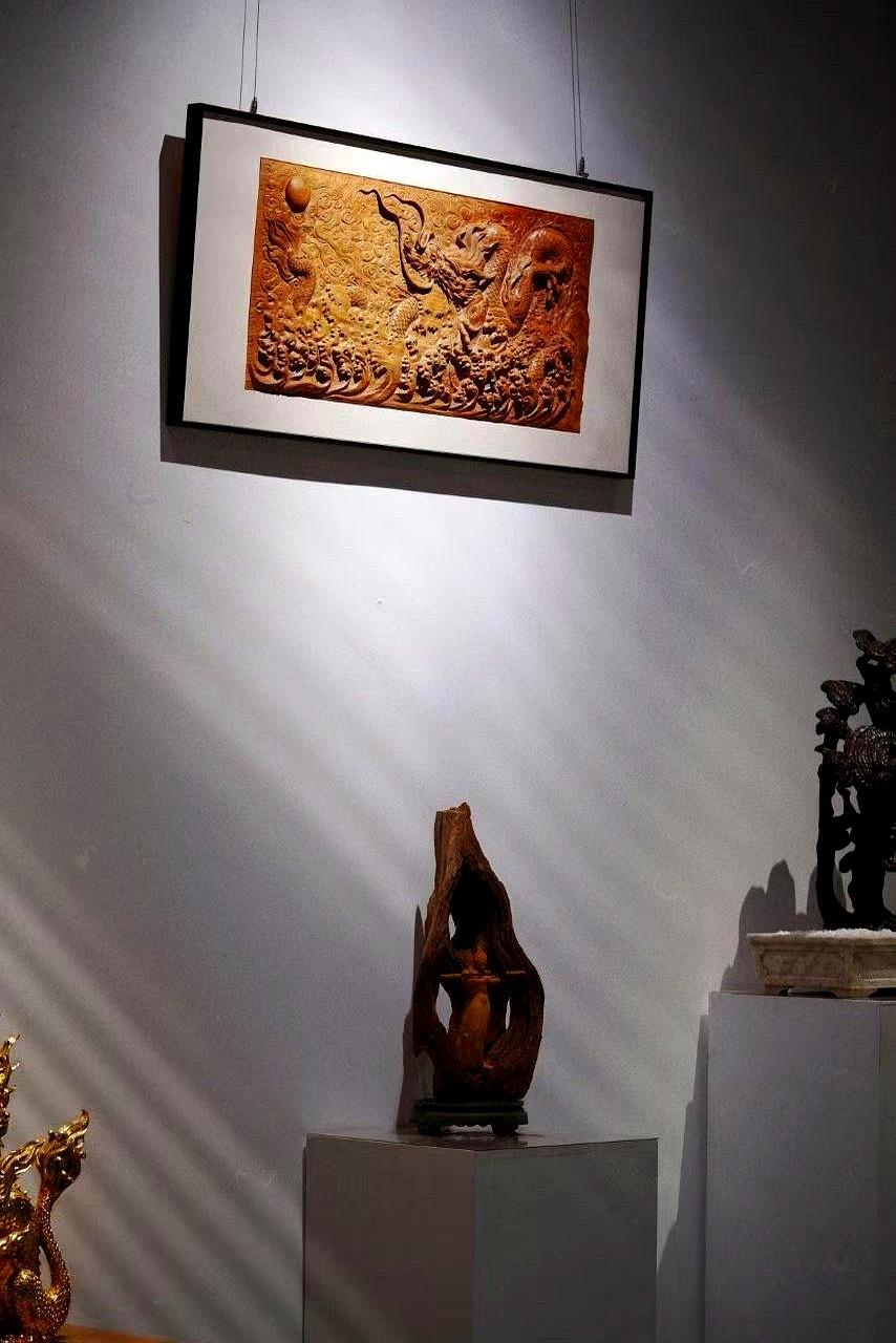 独板浮雕，运刀游转灵活，行气连贯，祥龙立体鲜明。
 

它就这么从一整块缅花木头