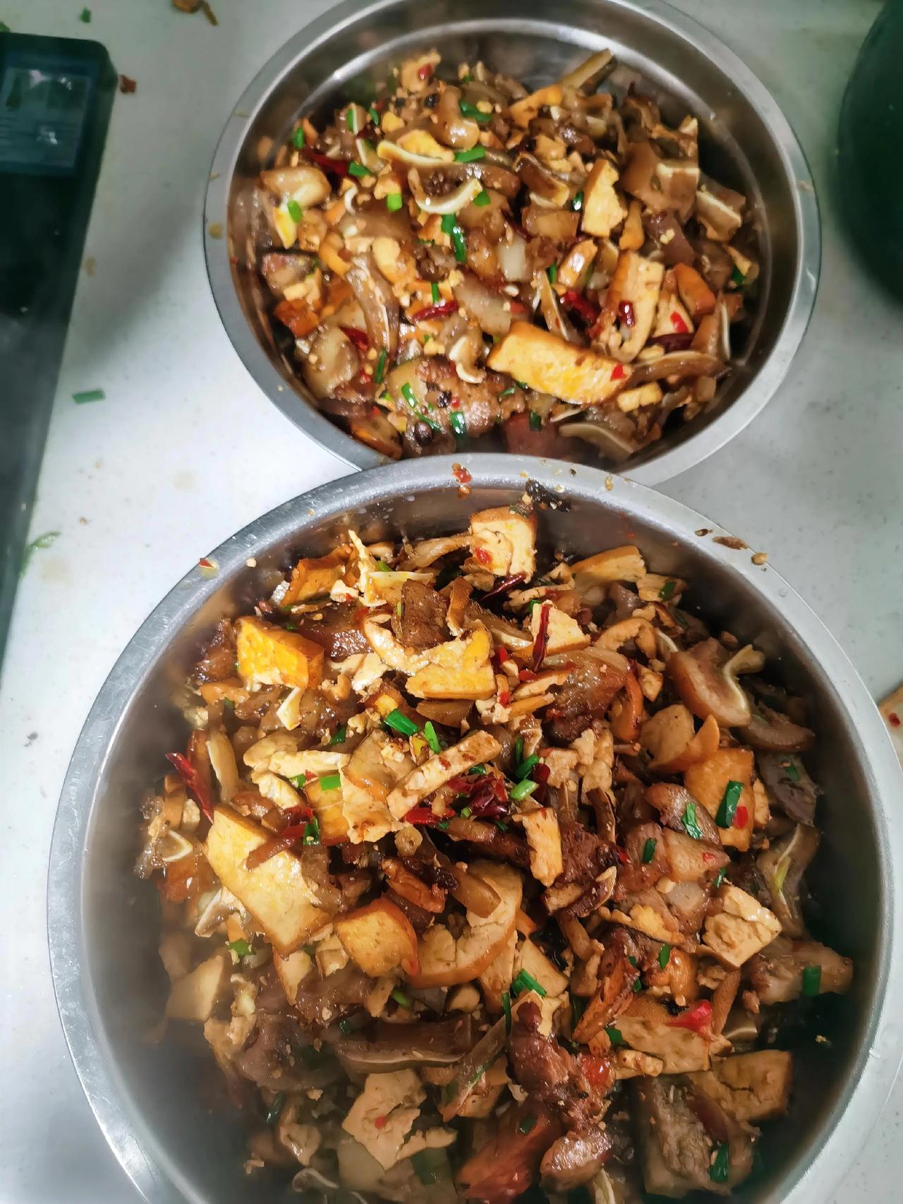 公司食堂今日菜谱：
猪耳朵炒豆腐干
素炒四季豆
蘑菇粉丝肉沫汤。

今日大降温下