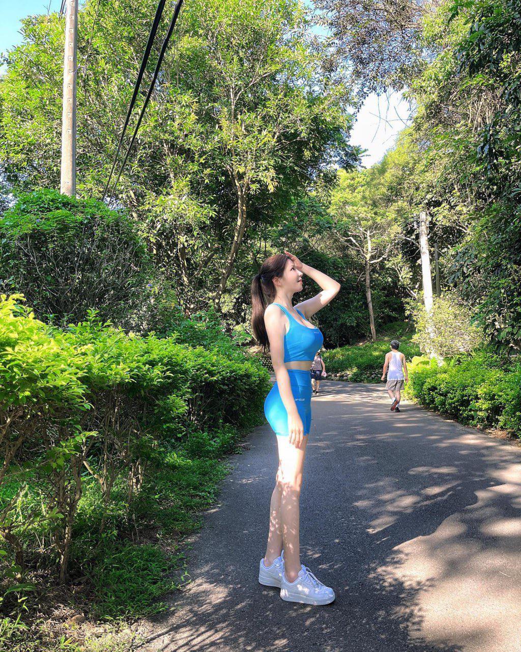 今日阳光分外灿烂，是个绝佳的大晴天，心情也随这天气变得轻快愉悦起来。
记录下这美