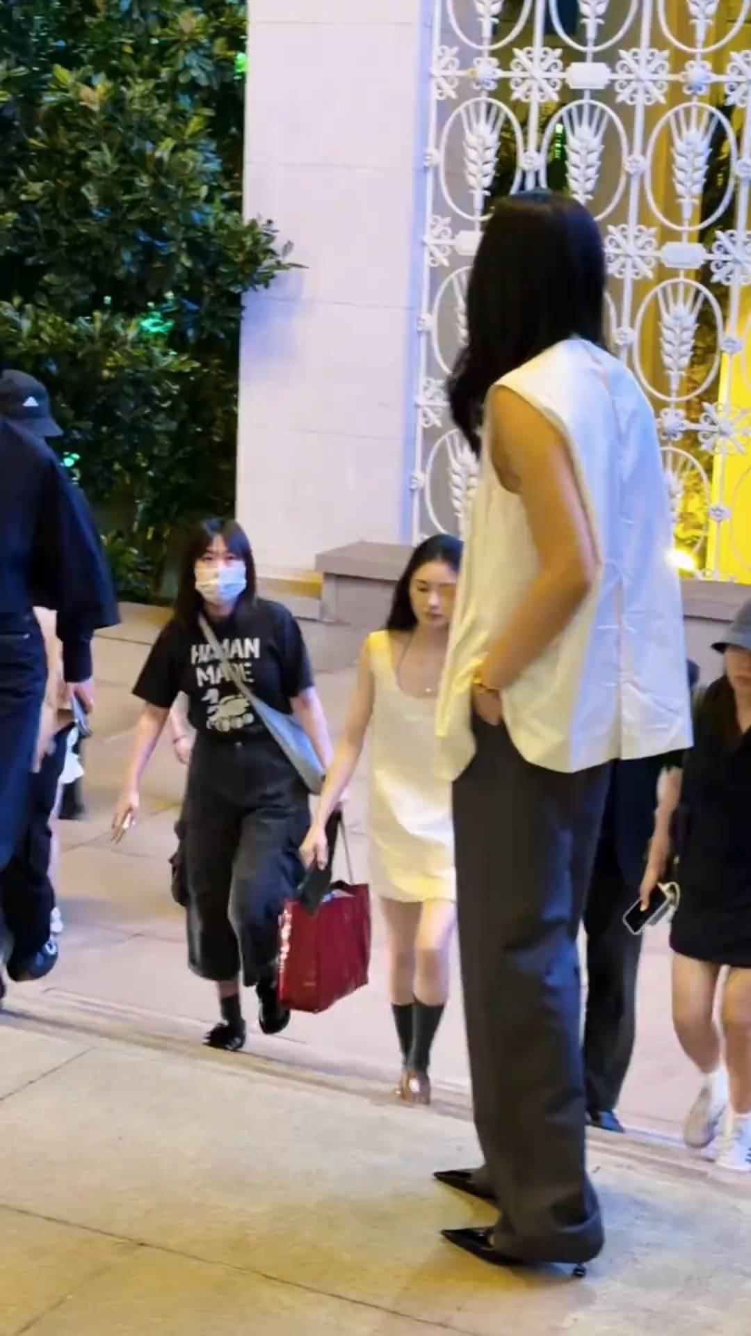 来弟儿，前方往前走。来弟儿，额站在舞台中央。忆秦娥也喜欢你。