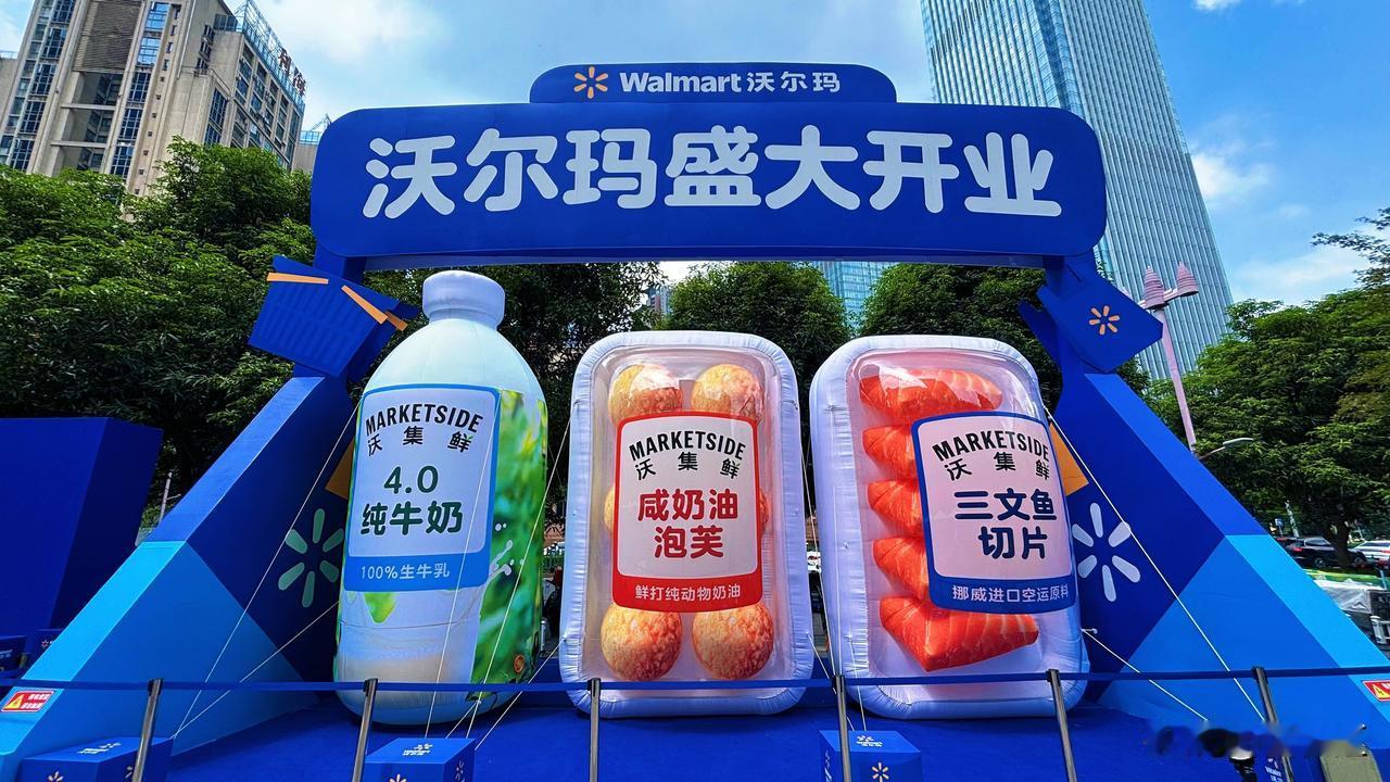 南宁东盟盛天地沃尔玛超市今天正式开业了，现场都是排队进入，住附近的人真幸福啊，这