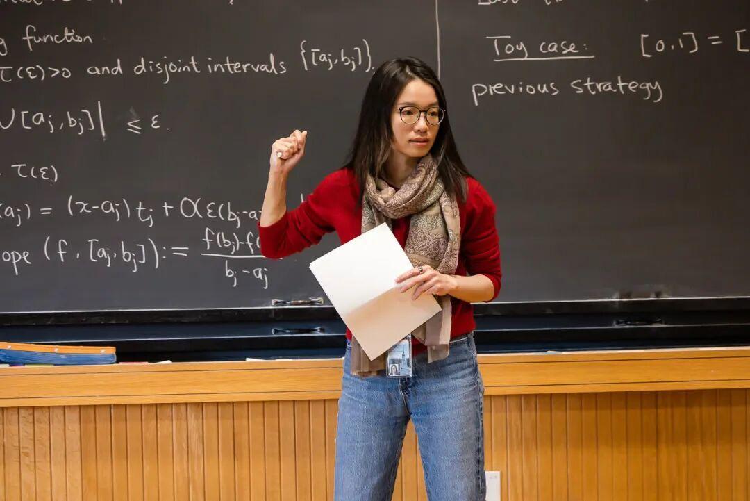 各位自负智商颇高的老爷们
面对一个智力远超于你的年青女性
动辄给你写几十个看不懂