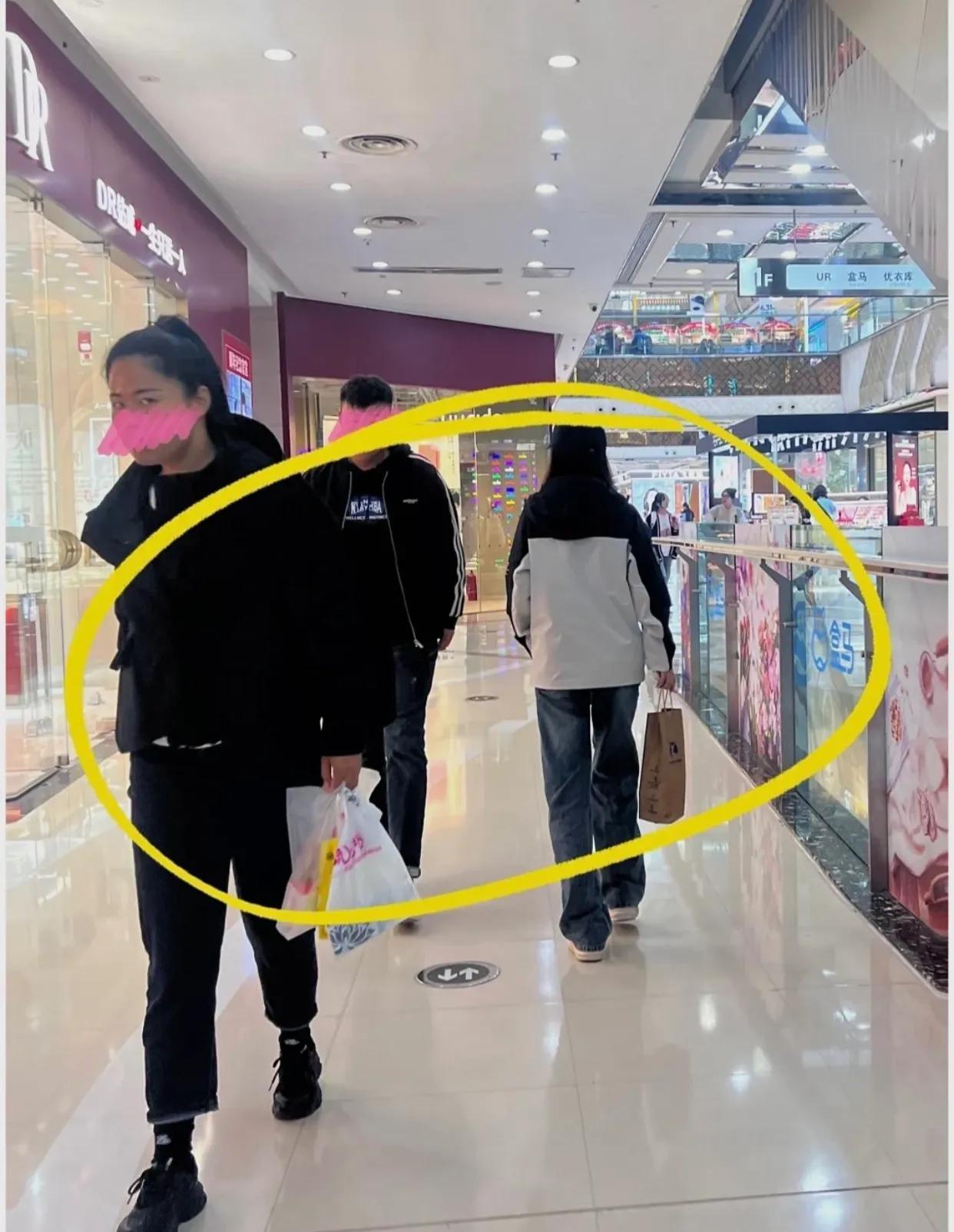 恶意好大？！现在出门都这么穿的吗？？？

偶遇一位时尚小姐妹，身上的衣裳煞是好看