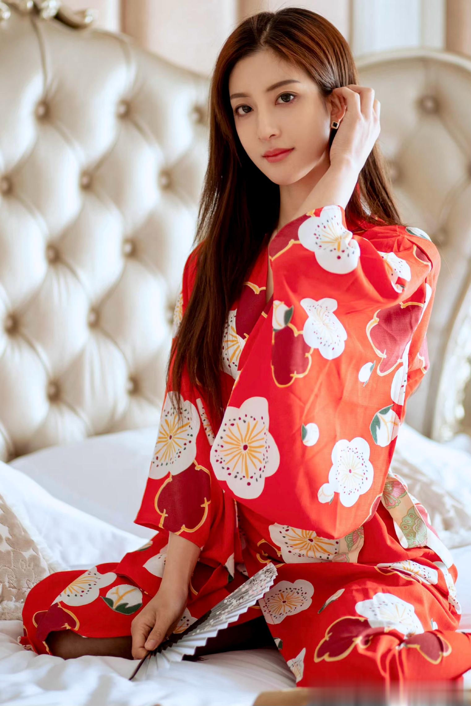 知己与知彼中国的大智慧写在一本书里，我认为这本书是全世界最智慧的书，就是《道德经