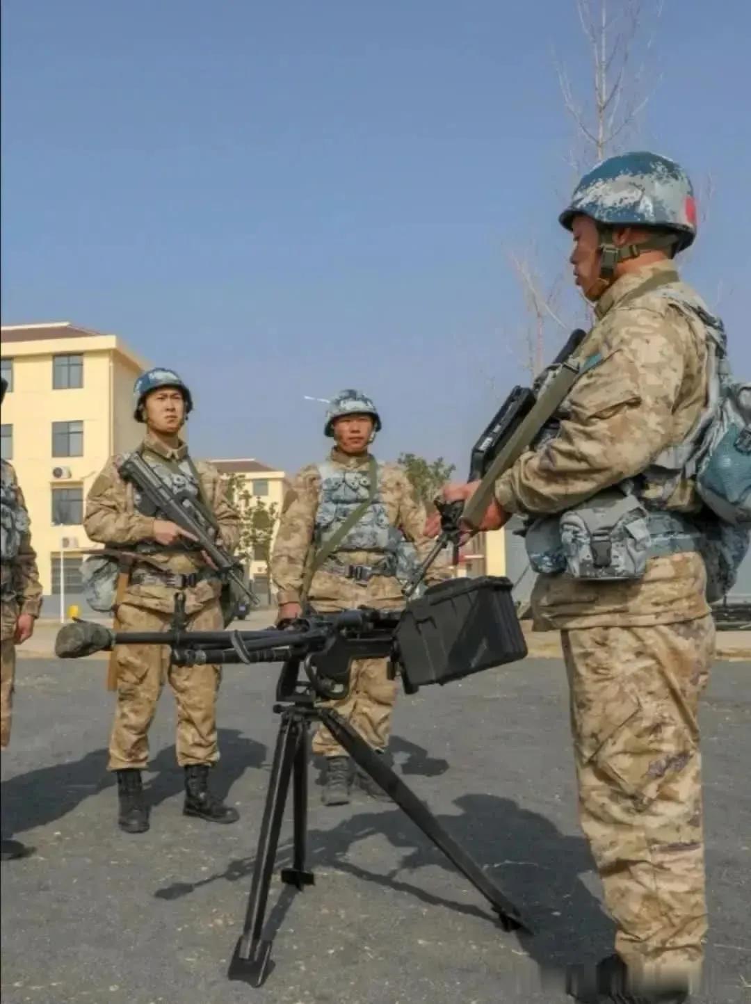 要换那就全换，要么就别换！空降兵作训服和战斗装具色彩不一致，反差不小，反而可能会
