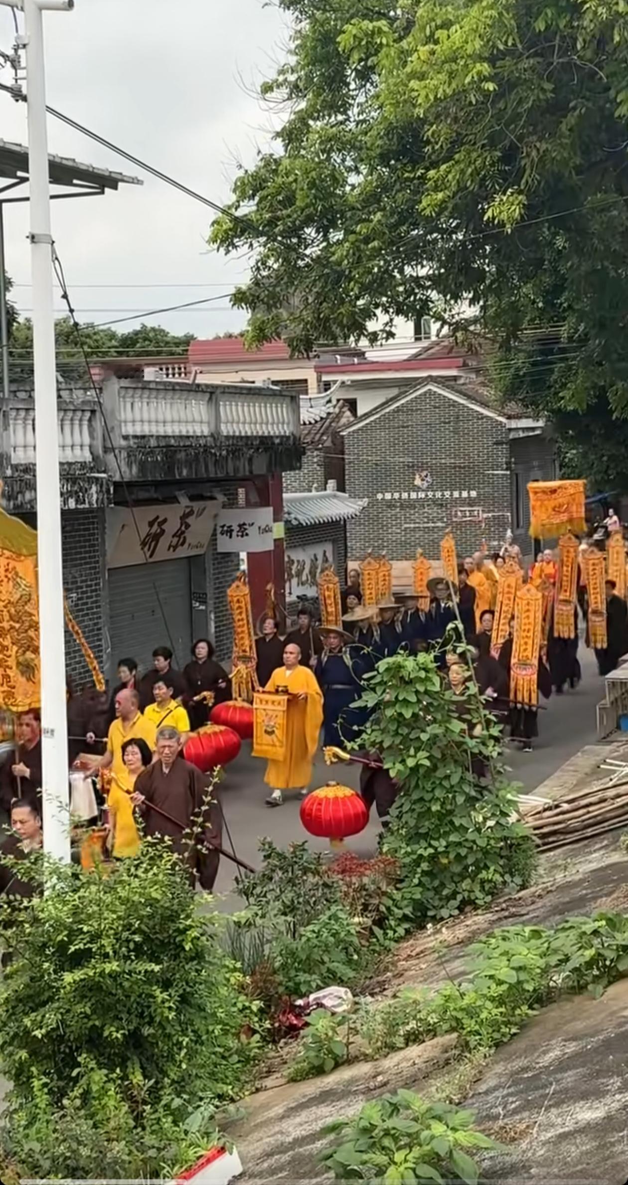 这些所谓出家人的阵势太大了吧！谁知道他们都是在干嘛呢？