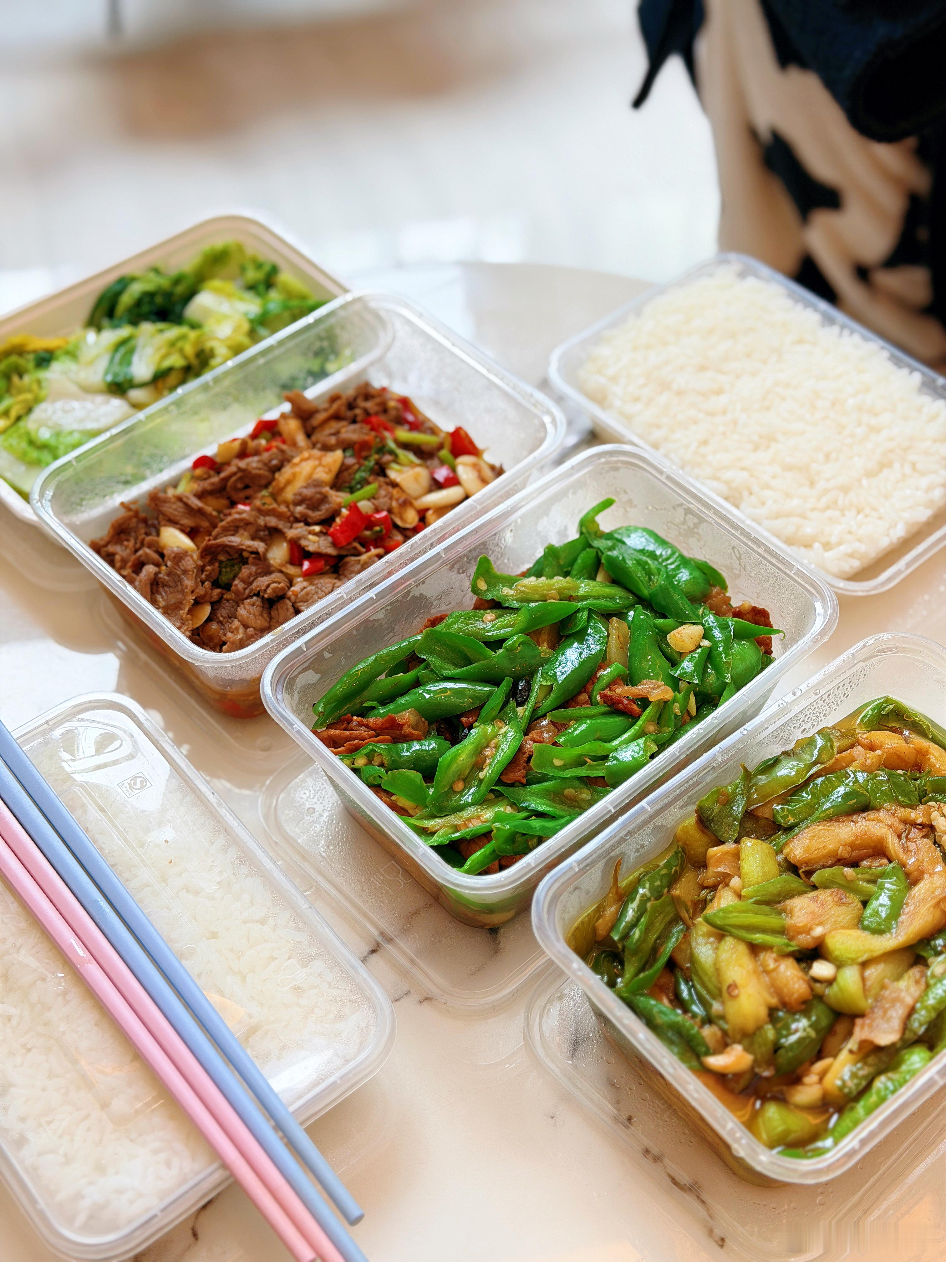 今天得吃顿好的~小梦说她为了拍微电影苛刻自己好久了女演员真不容易啊 