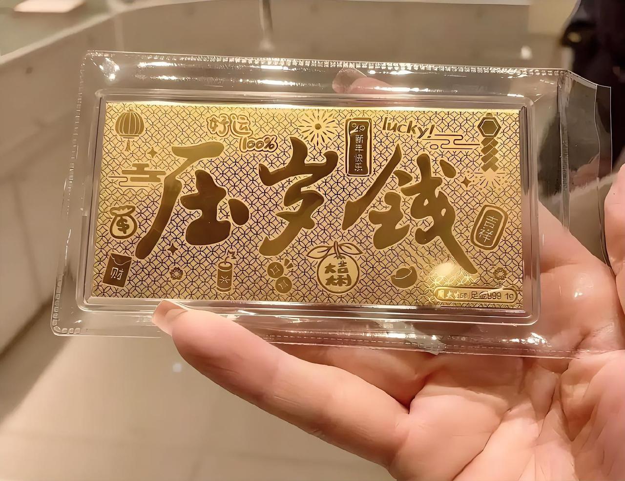 我认为不应该！我闺蜜前两天跟我吐槽，说她12岁的儿子因为2万块压岁钱跟她大吵一架