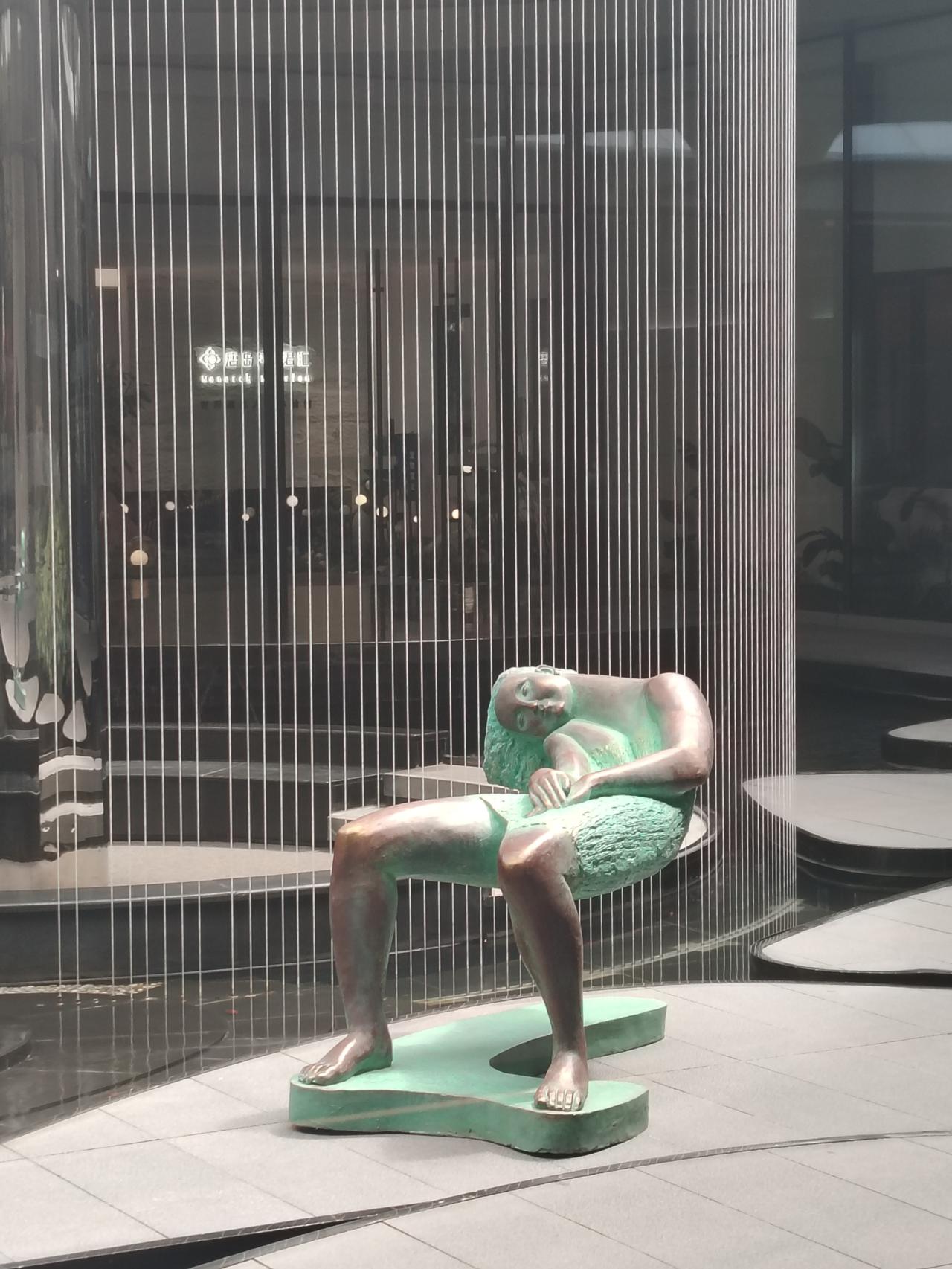 雕塑与地产的完美融合。雕塑是凝固的诗，地产是生活的画。当二者相遇，便谱写出一曲空