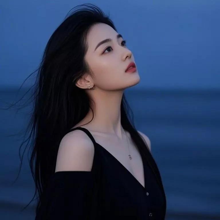 海边微风轻拂，她仰望星空，如梦如幻。海边花海少女 海边度假少女 海边温柔女孩 海