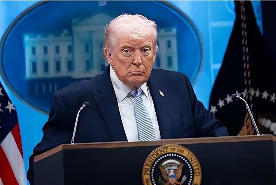 中东这盘棋，特朗普一边喊着“停火谈判”，一边直接把枪口顶到了伊朗脑门上。就在昨天