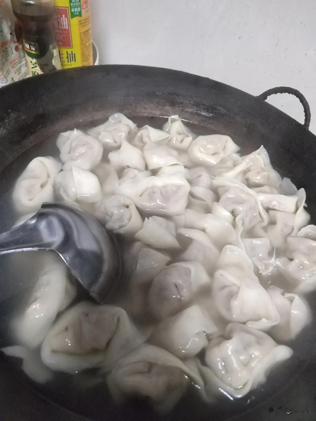 俺家某人不喜欢吃饺子，今晚偏要煮饺子，要不是为了俺闺女，他连饺子都蹭不上。

因