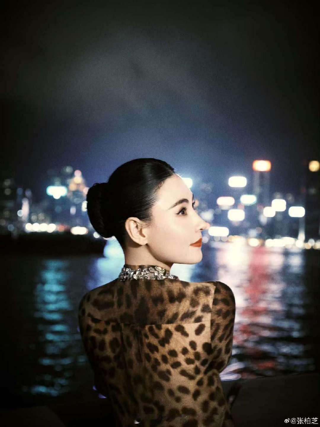 张柏芝港风豹纹张柏芝豹纹造型张柏芝豹纹加身，港风气质拉满。于水边伫立，似一幅绝美
