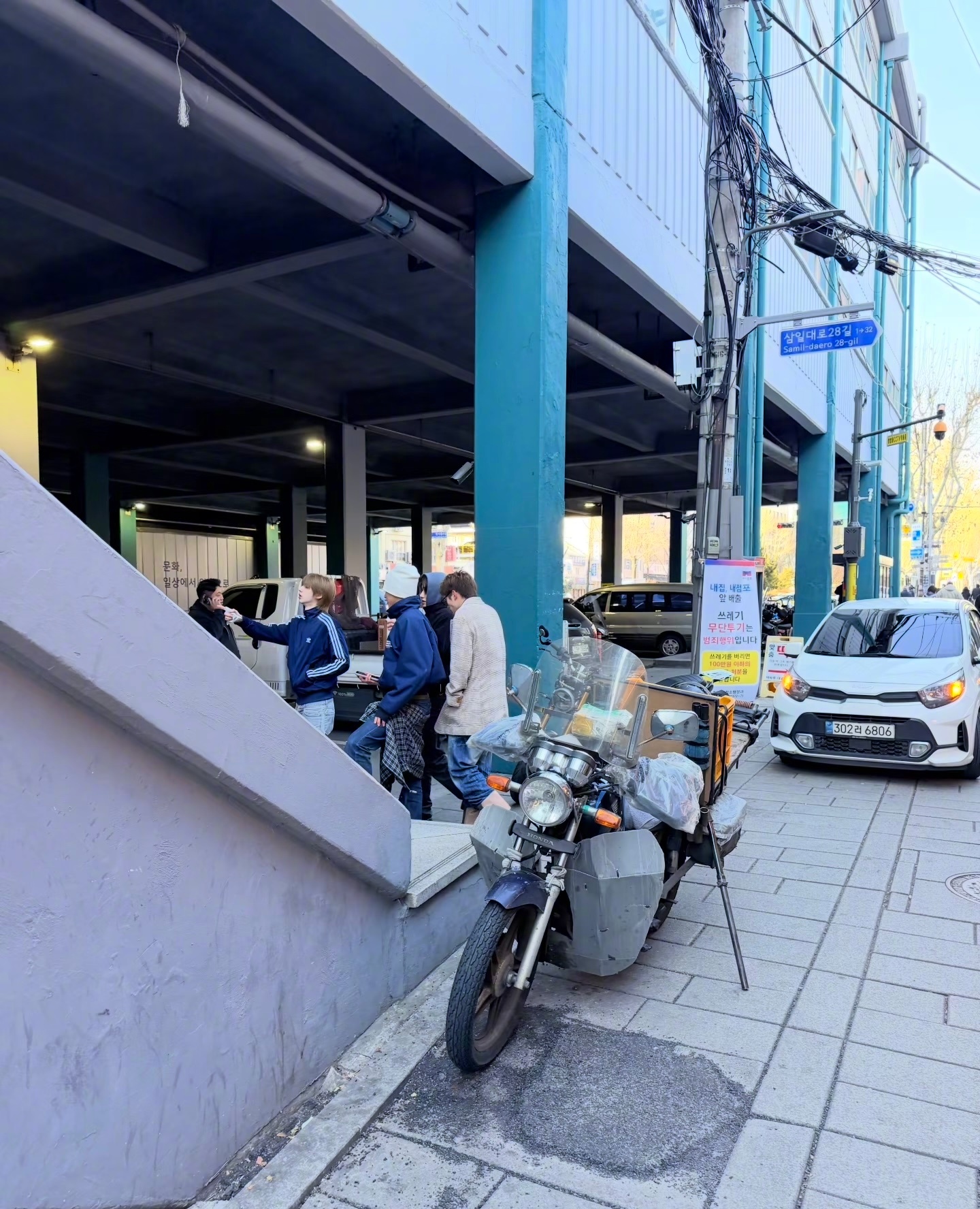 韩国街头偶遇cortis cortis街上被偶遇 天呐五个人就这样水灵灵的走在大