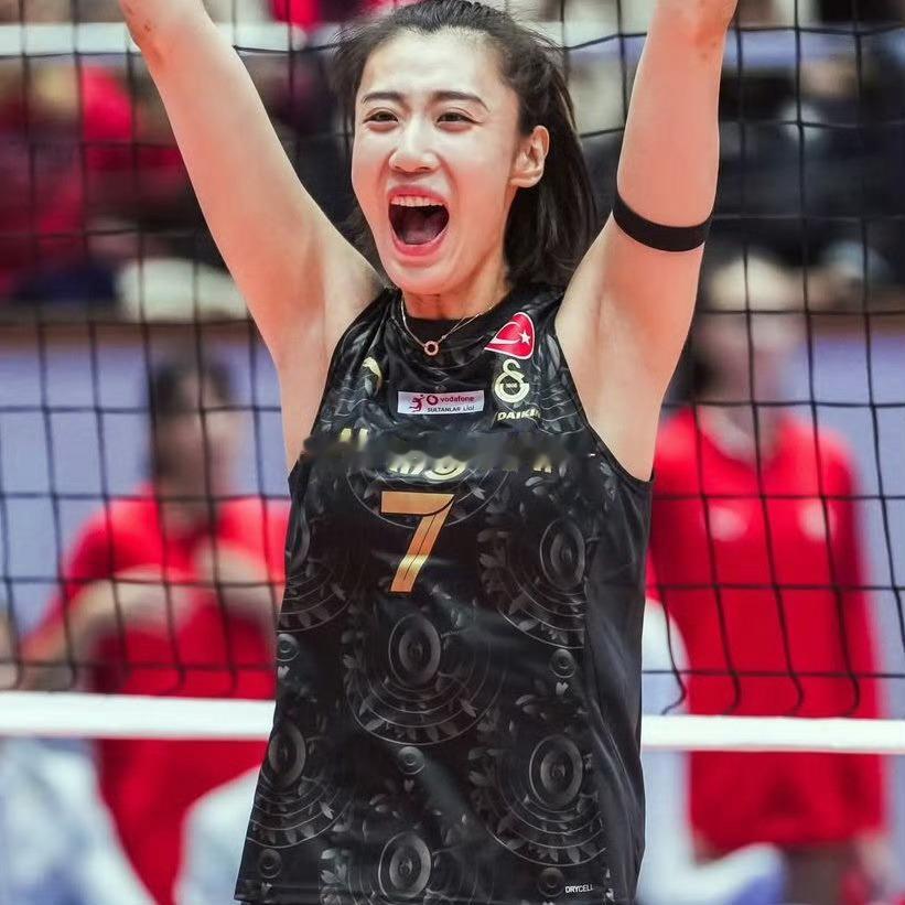 新华社：一开始，王媛媛倾向于去日本联赛，但天津女排方面认为，如果选择“留洋”，就