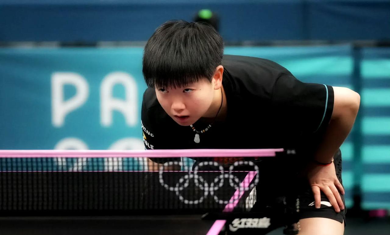 看看莎莎在赛场上这专注的眼神。真是比认真考试的学生还认真。这样专注于比赛的精神状