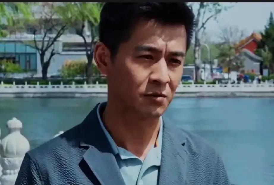 李连宝把话挑明：钱不是白拿的，六个月内把朋乐轩干进前十，否则连本带利吐回去。
 