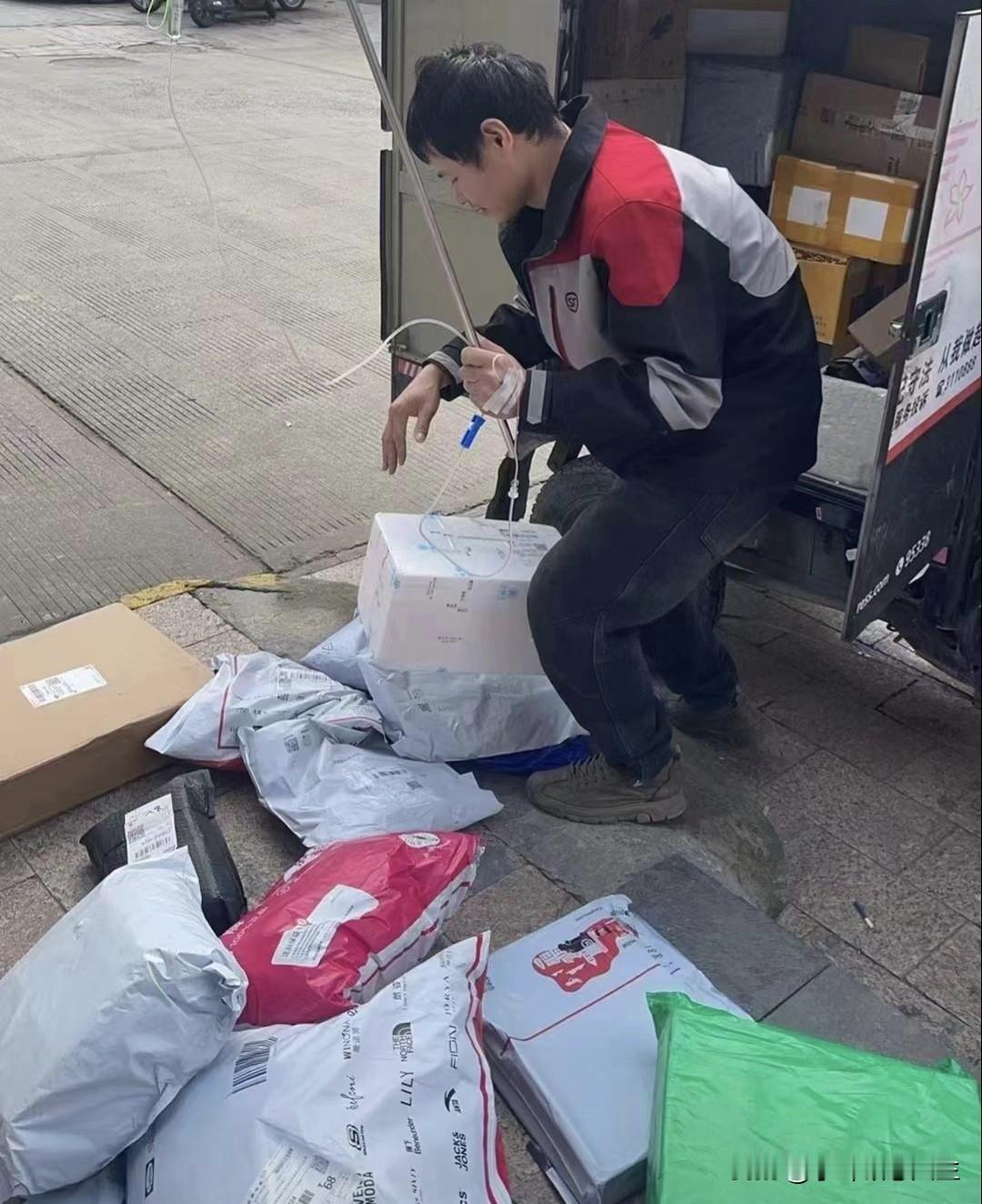打工人有福啦！ 亿元淡季补贴来了！快递小哥的辛苦，终于被看见👍👍
 
风里来