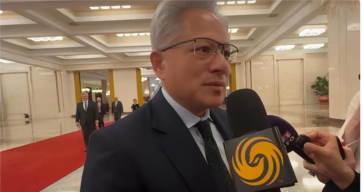 谁能想到，这次特朗普访华最出圈的人，竟然是穿着黑色皮衣、背着双肩包，在阿拉斯加机