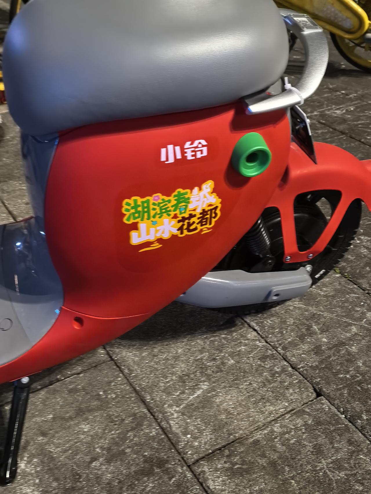 昆明的街头又出来了一款共享单，看样子好骑好看，下回体验一下！叫小铃的一款共享单电