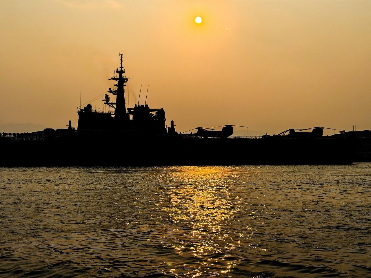 当地时间4月20日，菲律宾当地人在苏比克湾拍摄的画面显示，日本海上自卫队两栖扫雷