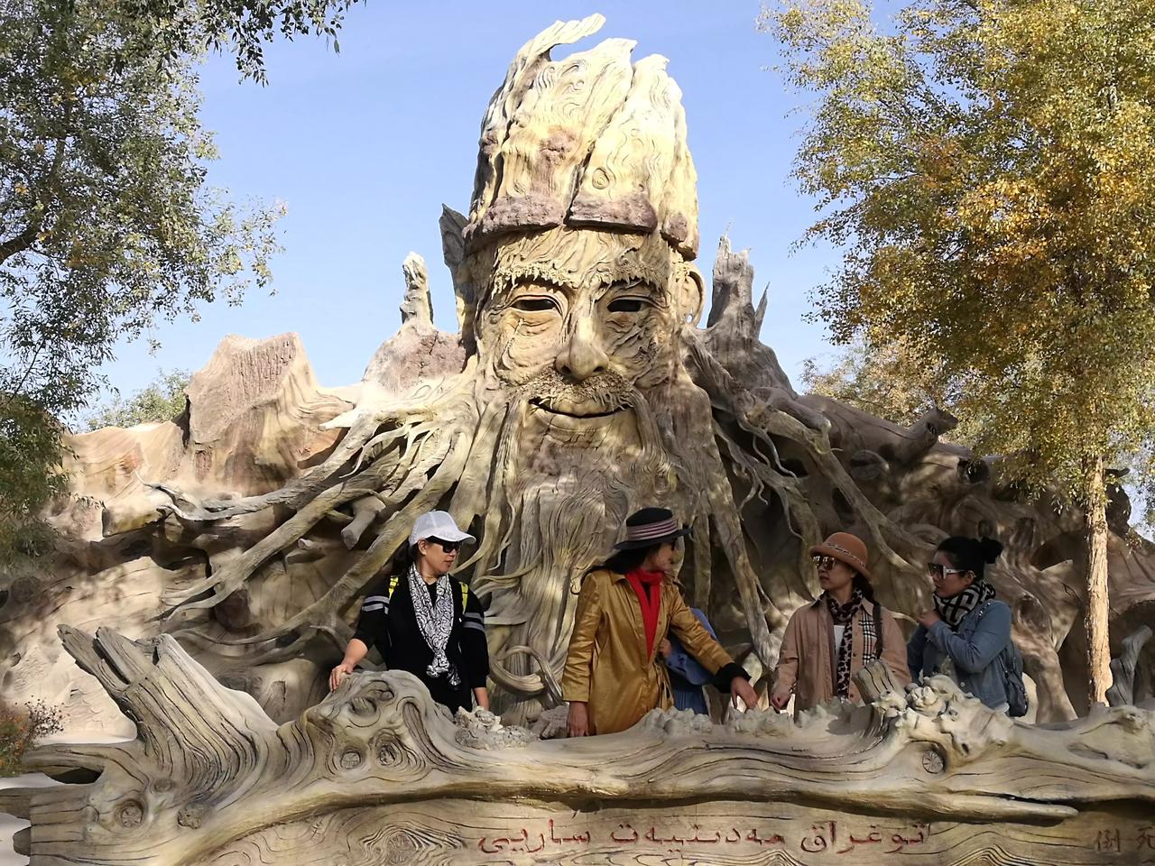 老人强制要求让座是不是道德绑架是。因为是公共交通工具，每个人都有坐的权力。老弱病