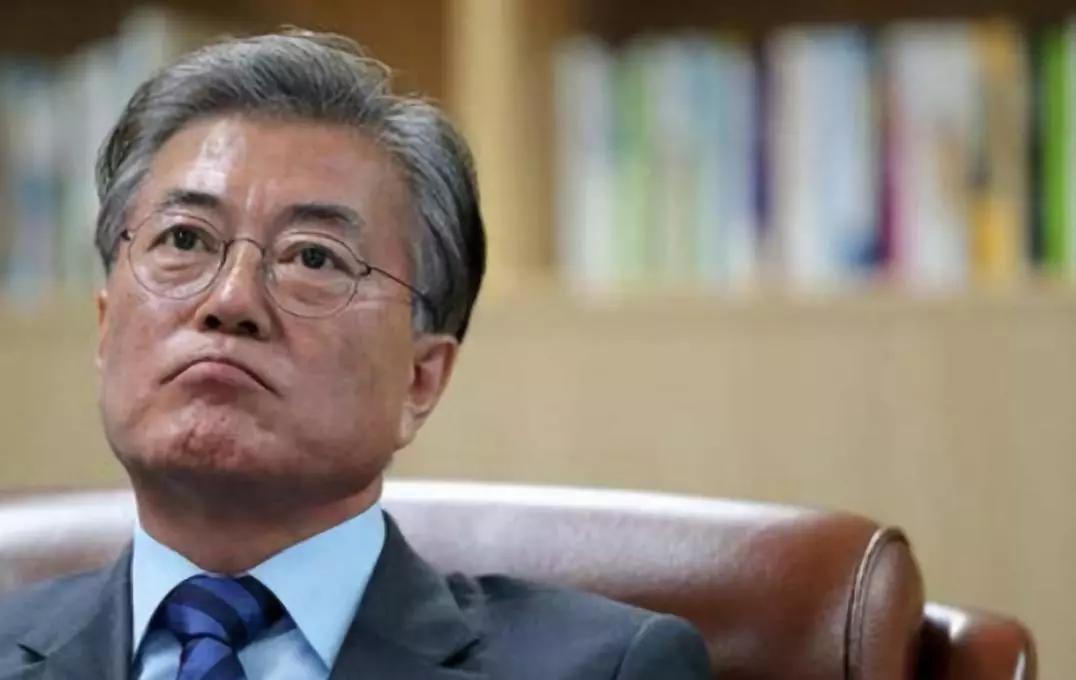 拒绝在中美之间选边站队，韩改变单边亲美态度对华示好，话音刚落文在寅遇到麻烦。
