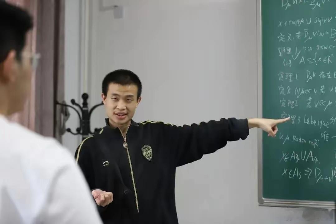 韦东奕正式获聘北大长聘副教授韦东奕获聘北大副教授，而且是长聘教授，而且不需要担心