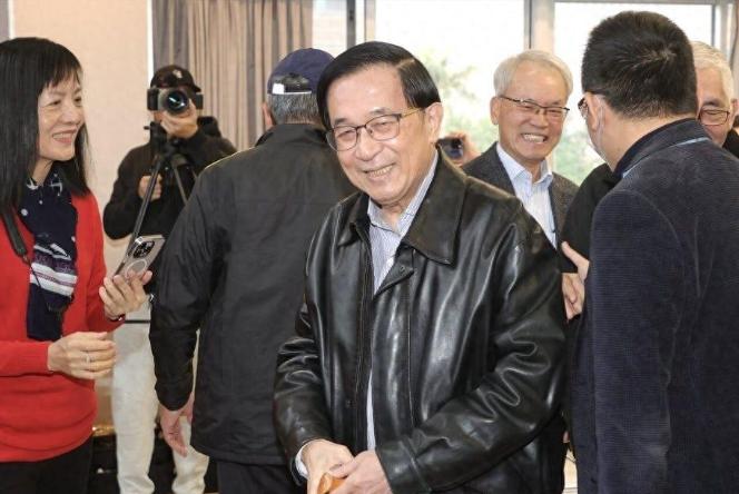 别谈什么尊师重道，在那个权力染缸里，谁要是真信了“一日为师，终身为父”这套，那才