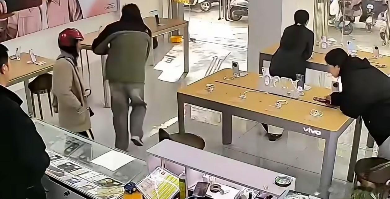 母子手机店发生口角孩子怒摔手机他摔手机的那一刹那，当妈的心都碎了，应该是从小宠溺