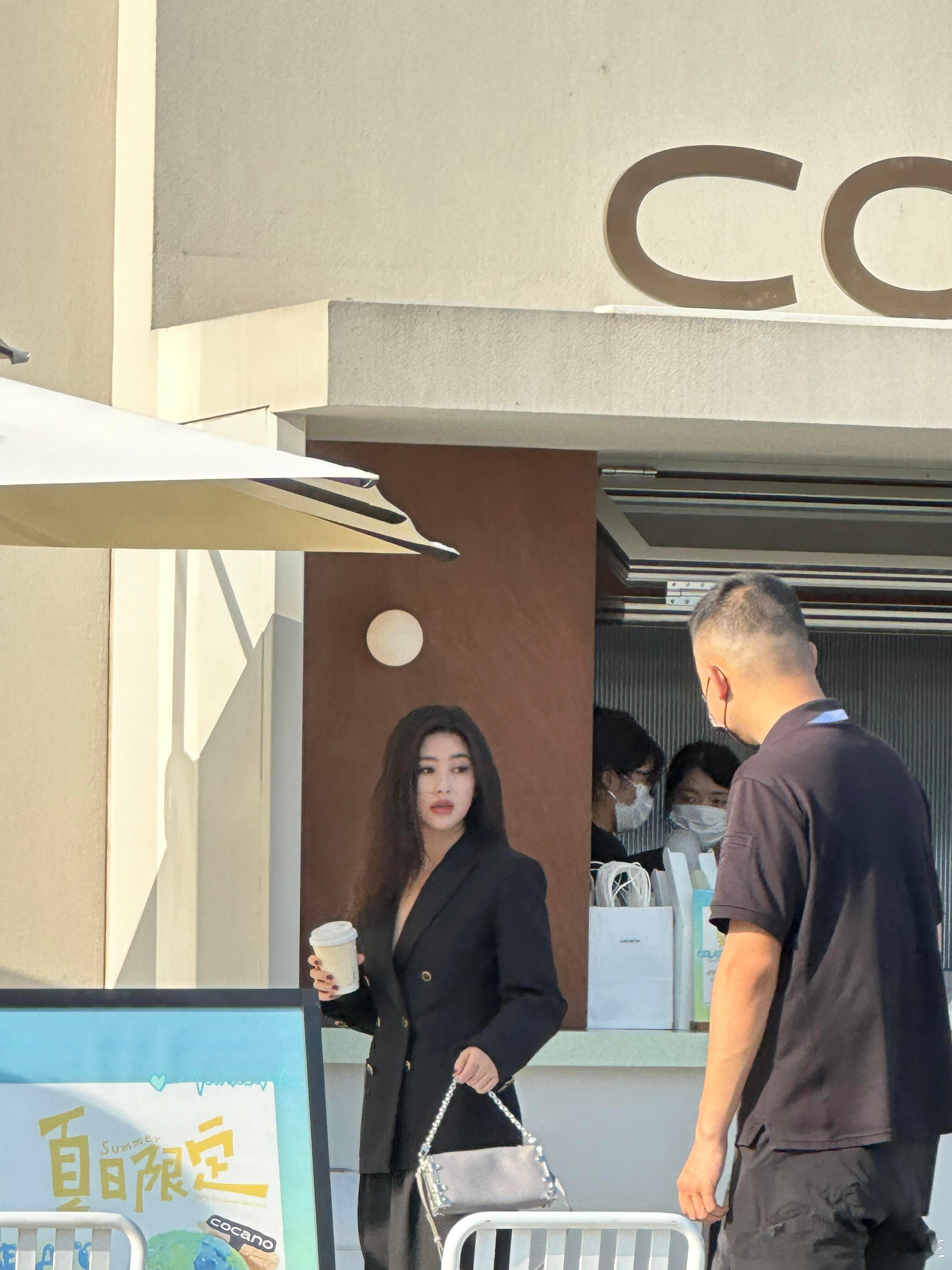 网友偶遇朱珠，都市丽人在她身上具象化了 ​​​