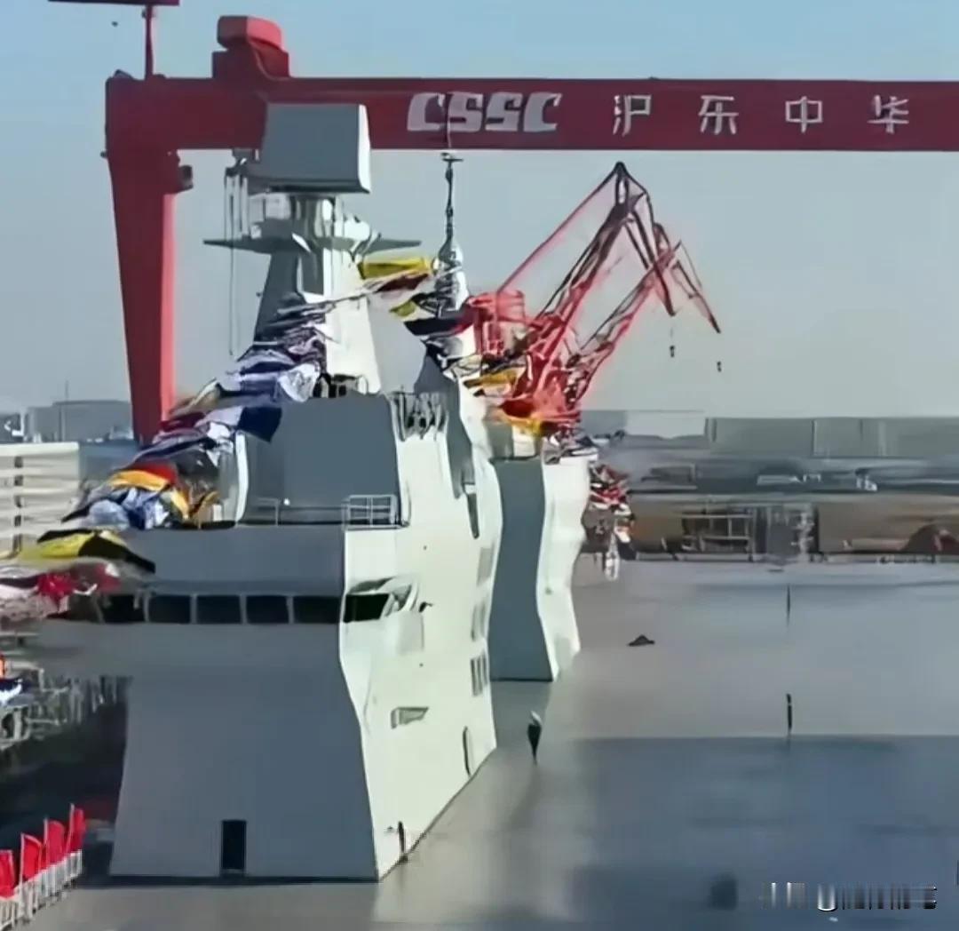 076终于宣布下水了！可以清晰看到挂着的红色彩灯笼，桅杆插满红旗，两个舰岛清晰可