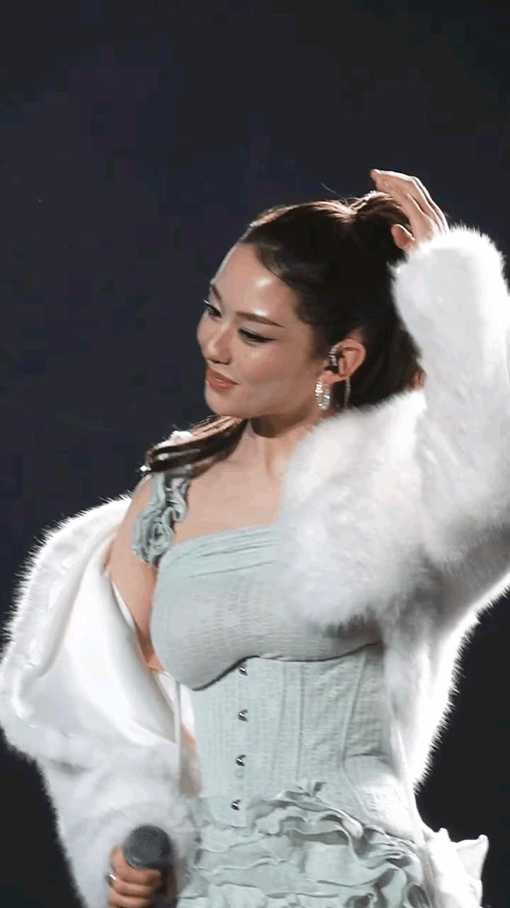 吉娜·爱丽丝最近被说“变了”。
那个在综艺里笑得特别甜、说话软软的钢琴家，好像没