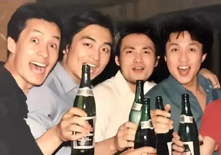 他们几个是大学同学 ，演艺地位和取得的成就不分上下，只是演艺平台不同，以及大家对