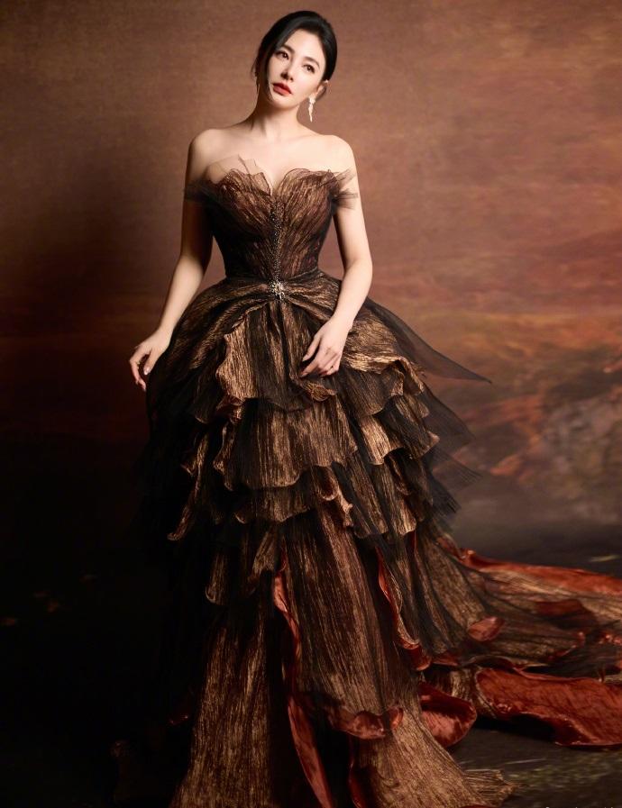 今天张雨绮去出席国剧盛典，她这回搭配的很有奢华之美，看上去年轻又迷人。

张雨绮