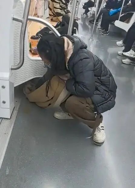 全网寻找的用围巾擦奶茶的女乘客找到了，当事人回应：只是做了自