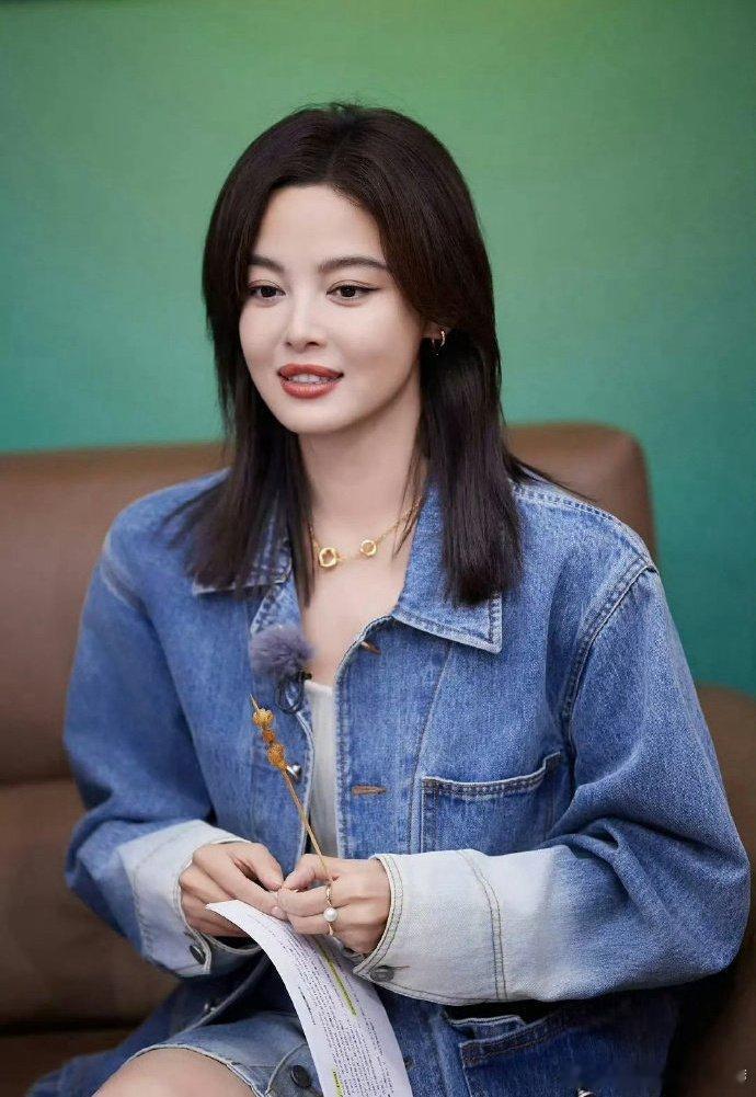 知道综艺是有剧本的，但没想到这么详细，花儿与少年连伤感的语气都要写在剧本上 … 