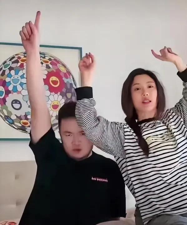 巴图和博谷，绝对是对好演员。人家不按别人的剧本走，自编自导自演的视频剧，幽默，风