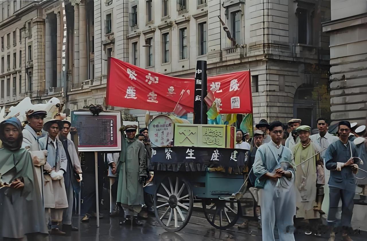 1950年的金秋时节，繁华的上海外滩迎来了一场别开生面的庆典——中脂一厂的员工们