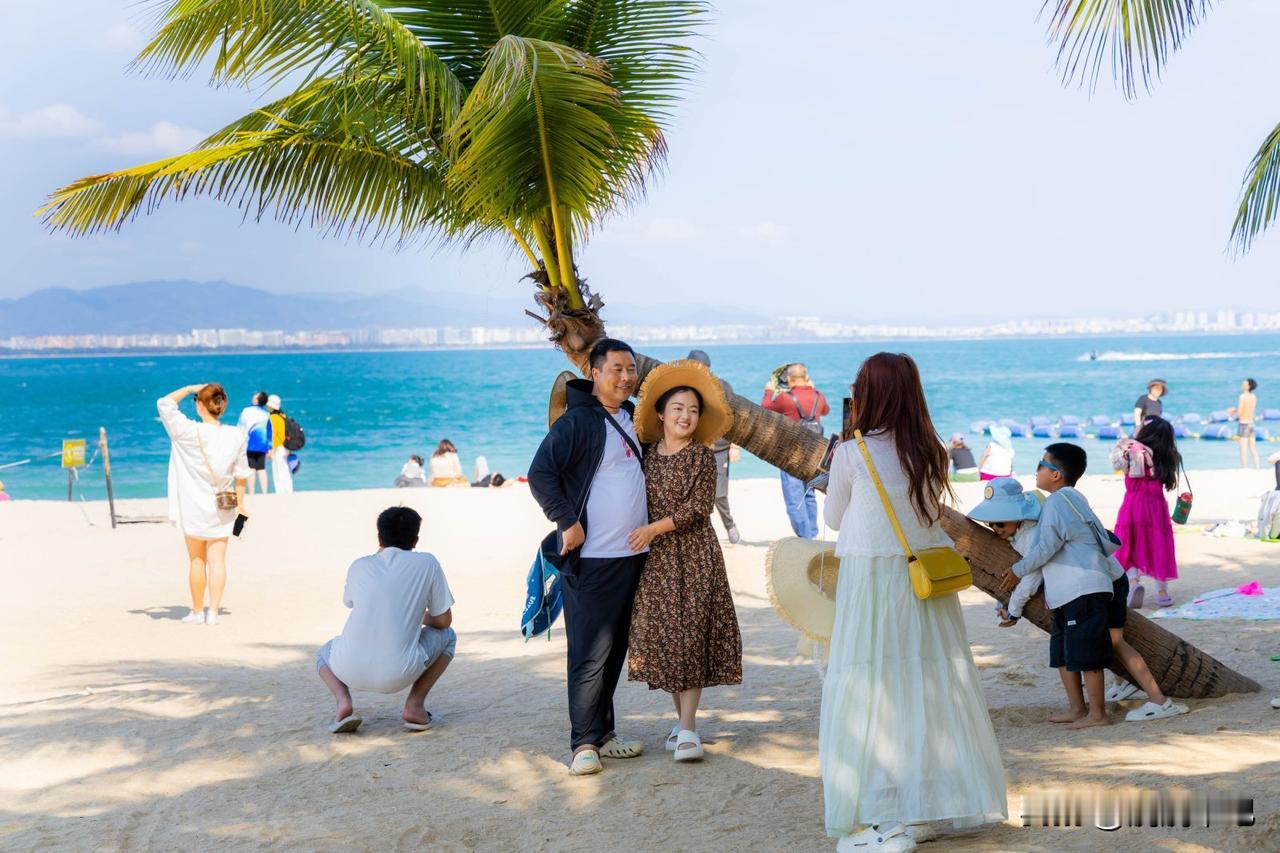 西岛有两面，我都喜欢。一面是动感的。拖曳伞升空那一刻，脚下是透明的玻璃海，整条三