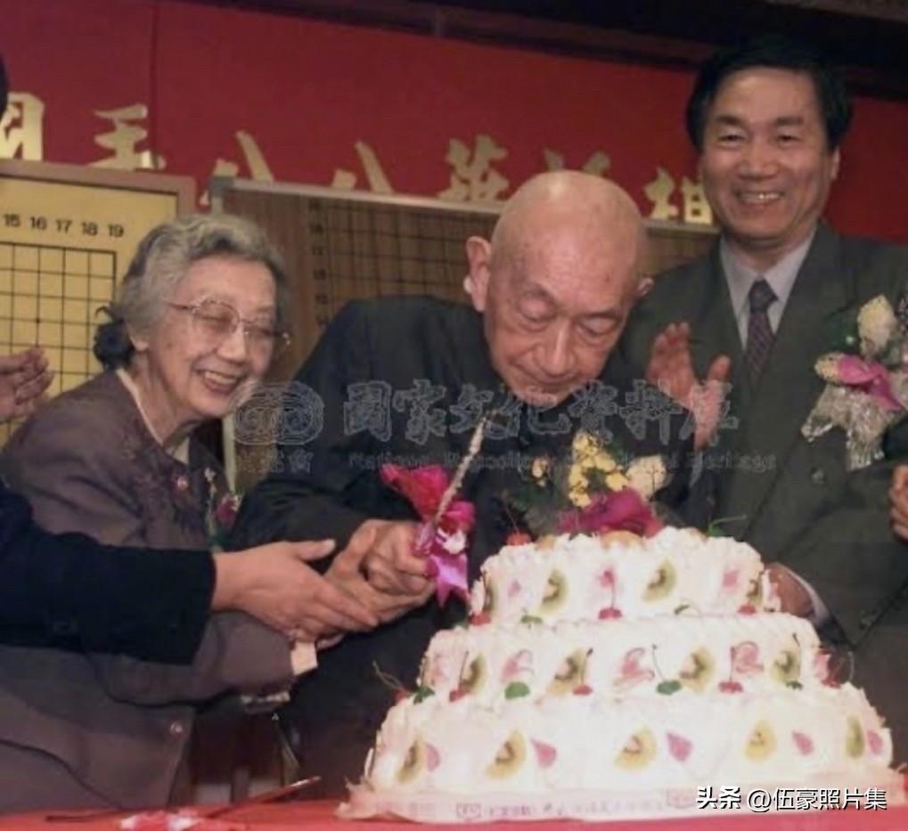 2001年6月12日，吴清源先生在日本迎来了自己的88岁生日，图为吴清源与相伴多