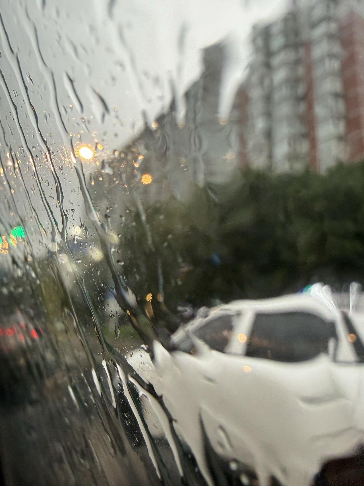 北京好大雨，遍地珠玉！
看着窗外，路全是熟悉的路
往事涌上心头，回想这30多年