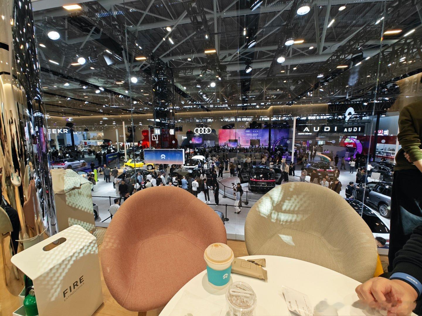 媒体日客流 还行啊今年广州车展客流量感觉比以往每届体感上要少一点只是体感 不一定