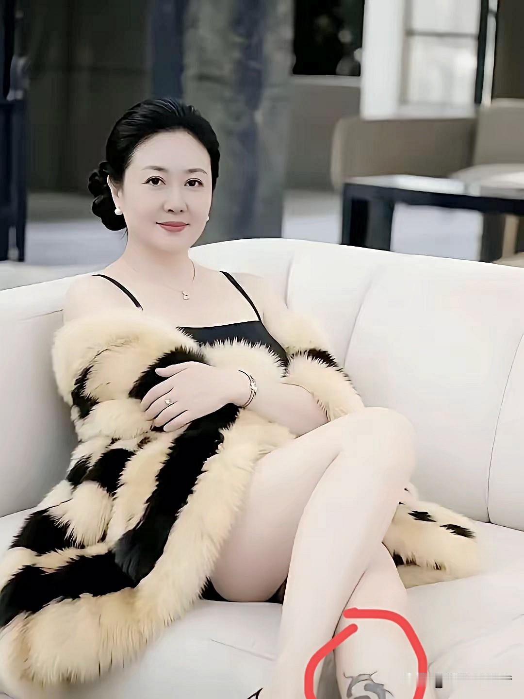 一博主发帖说，纹身的女人，是有故事的人，只可以欣赏，但不可以深交。
今天看到一博
