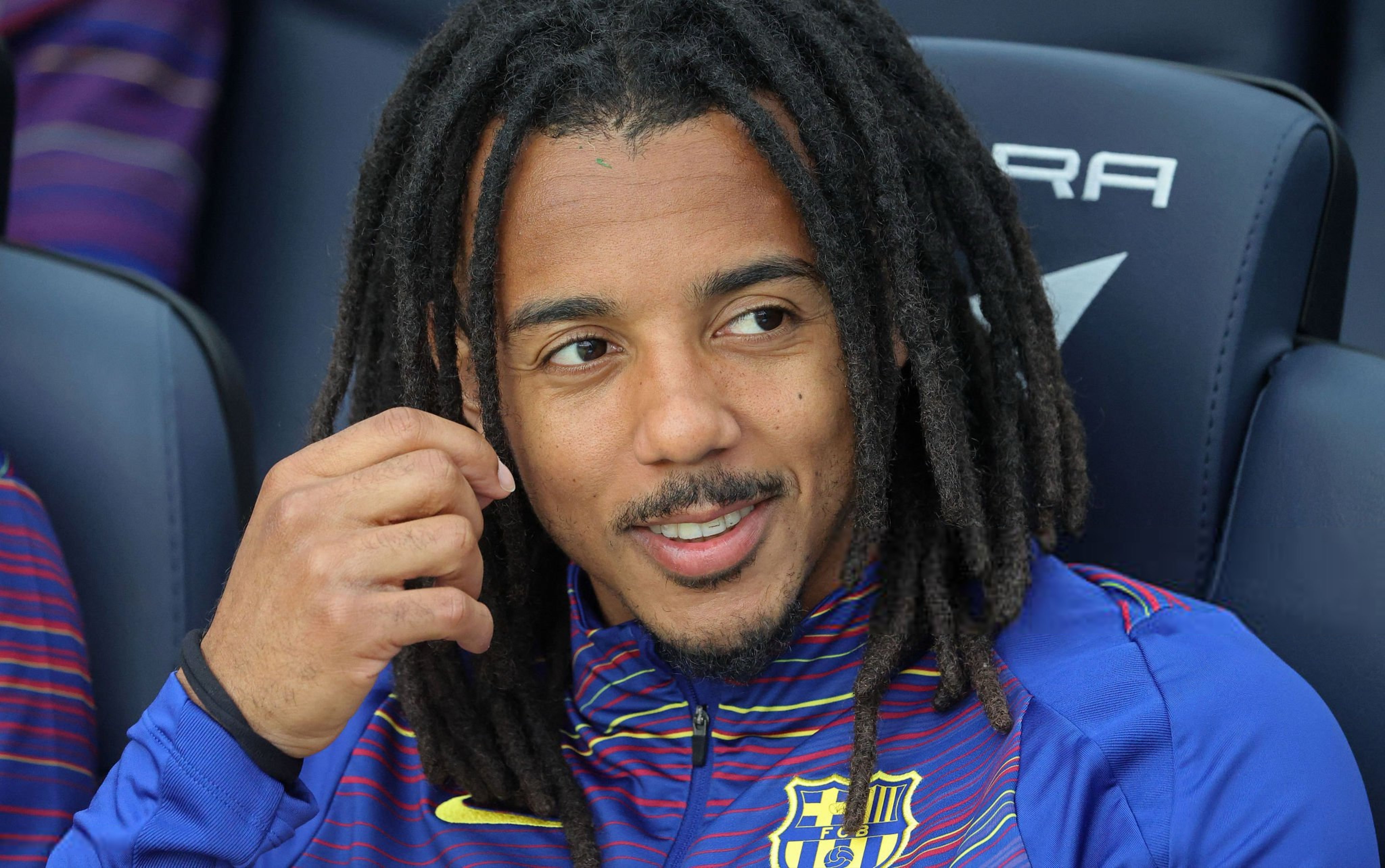 世体：昨天弗里克尝试用孔德踢中后卫，阿劳霍踢右边后卫的组合。马竞vs巴萨欧冠联赛