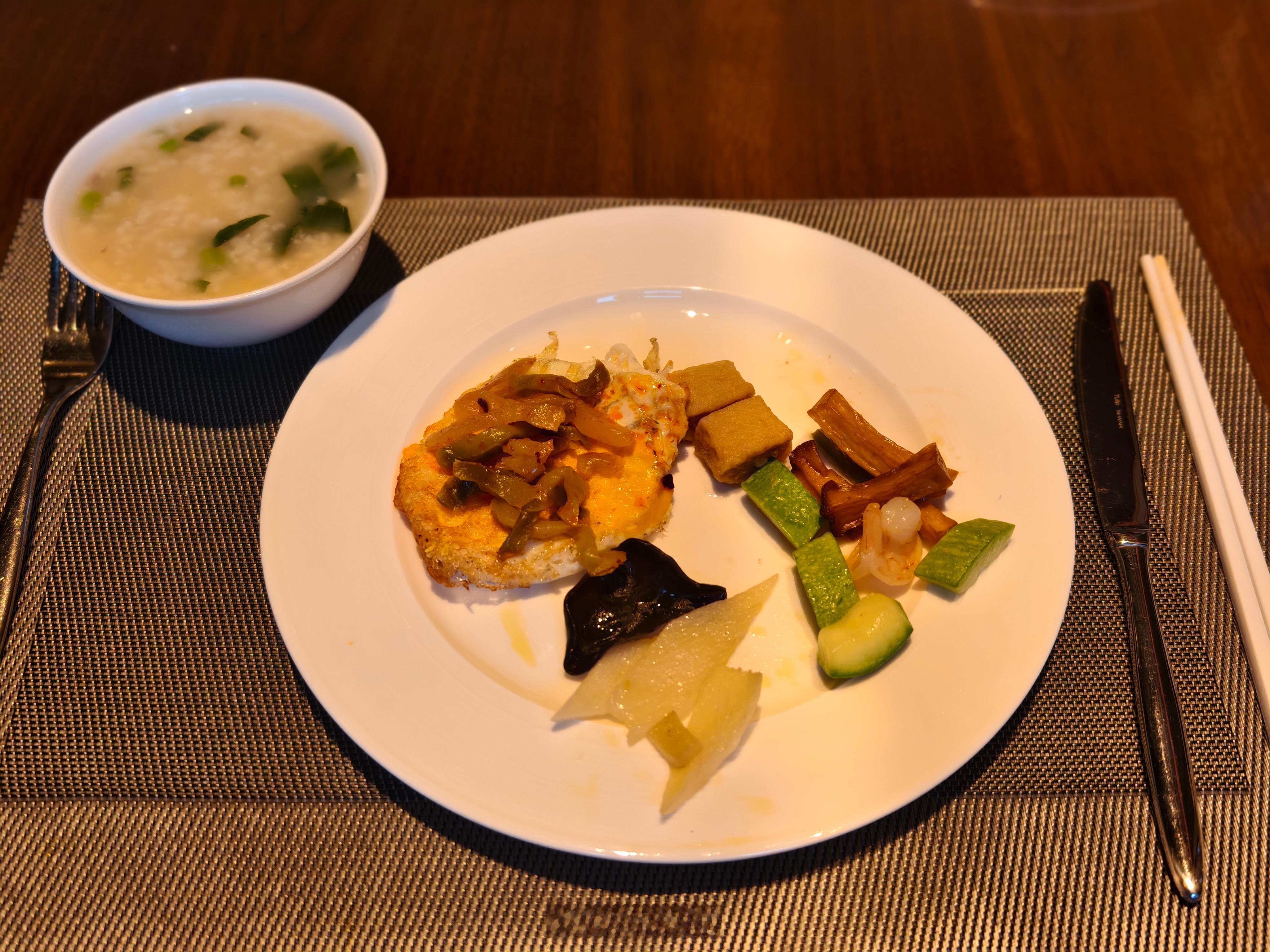 今早吃早餐，按说7:00开始，我赶飞机所以6:45来了。当我说我要一个面的时候，