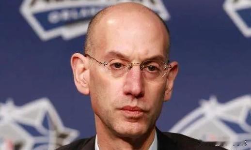 NBA球员被抓联盟火速开除，球队被迫解约引发疑问。
近日有消息说两名NBA球员比