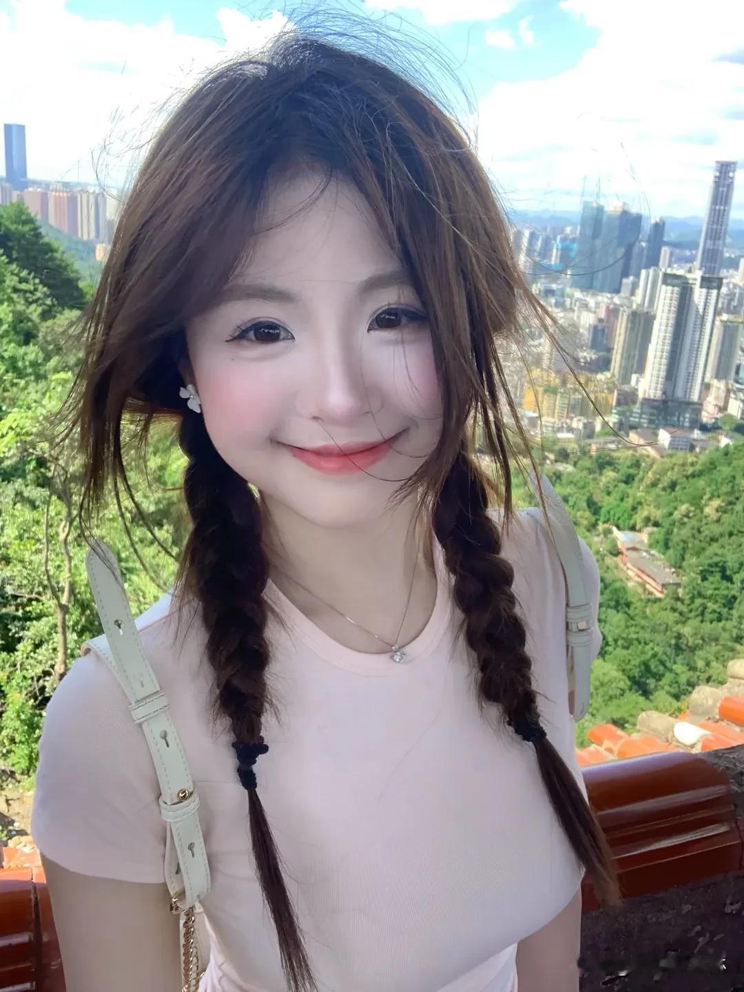 山顶少女的傲然时刻！  
汗水滴落，脚步坚定，  
只为那一览众山小的壮丽。  