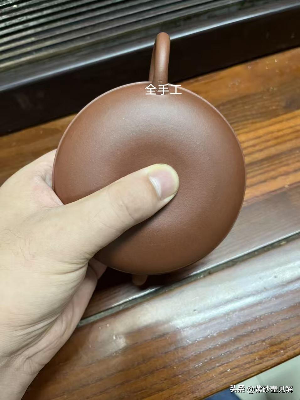翻壶底不如看盖口：模具壶与手工壶的几处痕迹
先看模具壶的底部外侧。模具壶的底，多